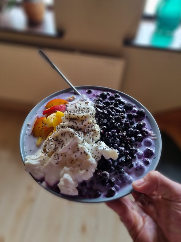 Stor skål med blåbär, yoghurt, chiafrö, och honung.