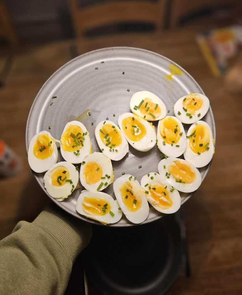 Äggtallrik En tallrik med 14 gula ägghalvor