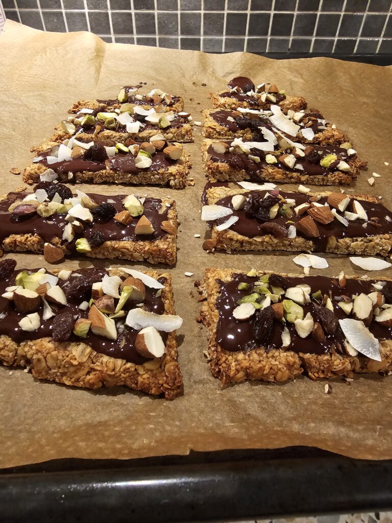 Plåt full med goda, chokladtäckta granolabars