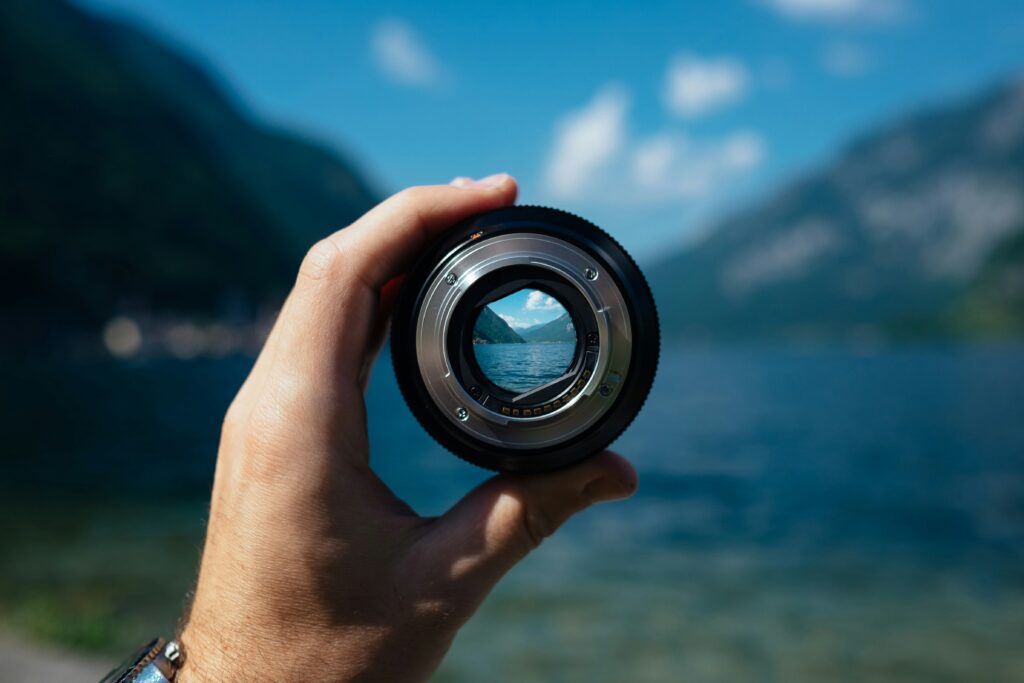 Focus lens I bildens centrum finns en lins som fokuserar bilden. Allt runtom linsen är suddigt.